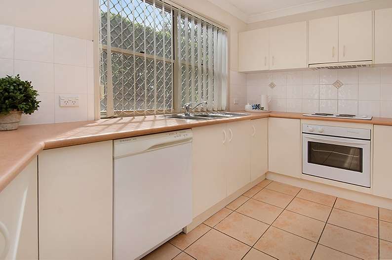 Photo - 1/29 Oatland Crescent, Holland Park West QLD 4121 - Image 4