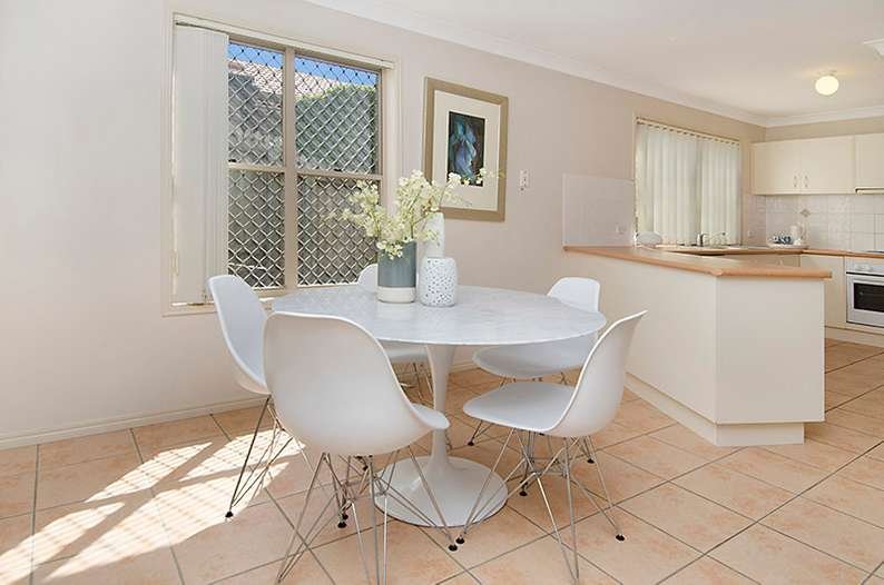 Photo - 1/29 Oatland Crescent, Holland Park West QLD 4121 - Image 5