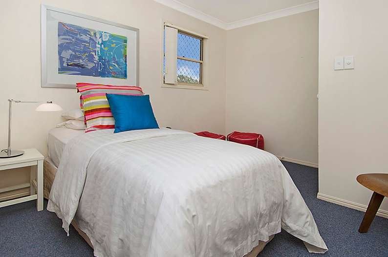 Photo - 1/29 Oatland Crescent, Holland Park West QLD 4121 - Image 8