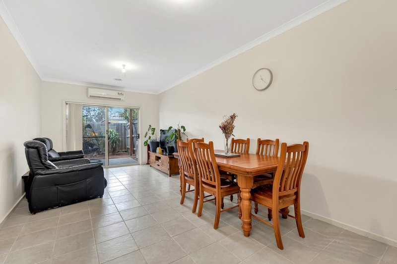 Photo - 1/29 Red Robin Road, Truganina VIC 3029 - Image 3