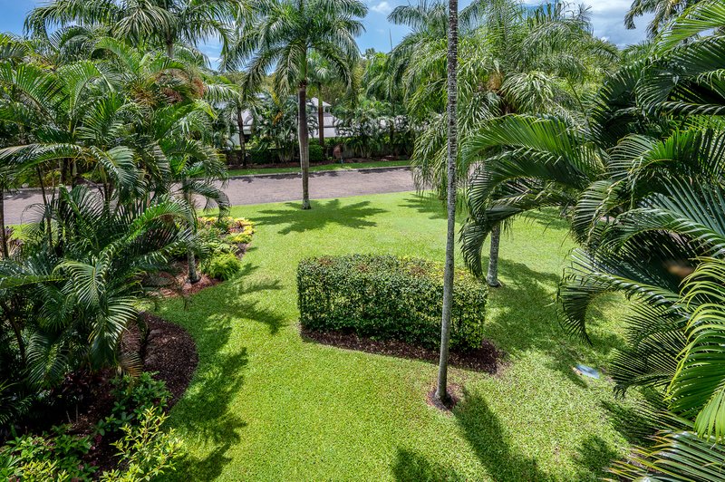 Photo - 129/305-341 Coral Coast Drive, Palm Cove QLD 4879 - Image 9