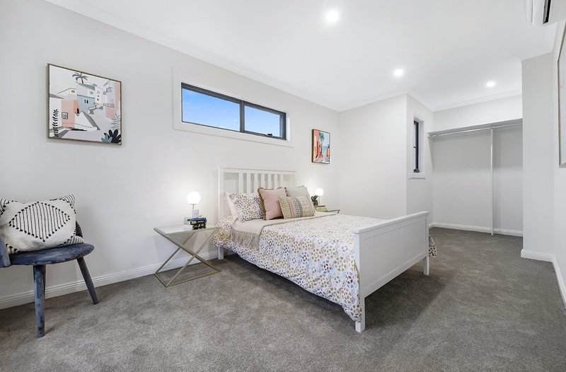 Photo - 1/3 Adrienne Crescent, Mount Waverley VIC 3149 - Image 9