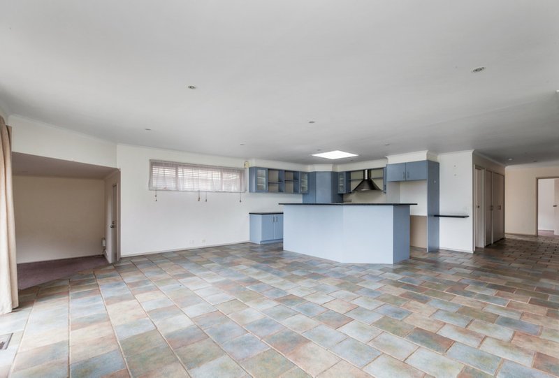 Photo - 13 Allan Avenue, South Morang VIC 3752 - Image 3