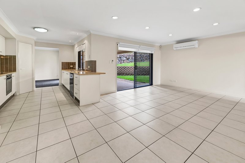 Photo - 13 Angourie Crescent, Pacific Pines QLD 4211 - Image 4