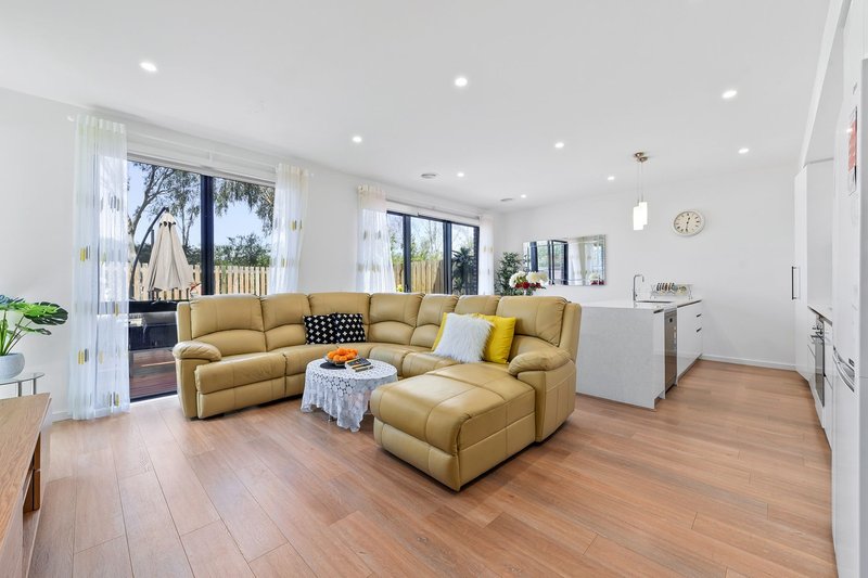 Photo - 13 Azure Crescent, Keysborough VIC 3173 - Image 4