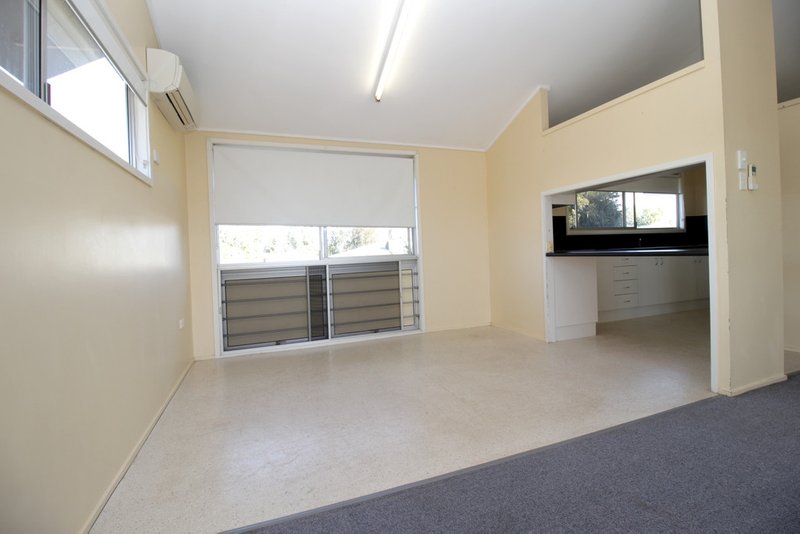 Photo - 13 Baker Street, Emerald QLD 4720 - Image 4