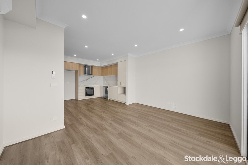 Photo - 13 Bayou Walk, Sunbury VIC 3429 - Image 4