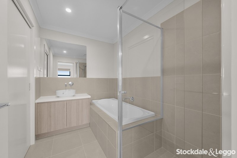 Photo - 13 Bayou Walk, Sunbury VIC 3429 - Image 10