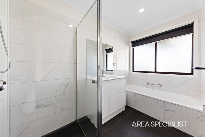 Photo - 13 Bluegrass Crescent, Pakenham VIC 3810 - Image 6