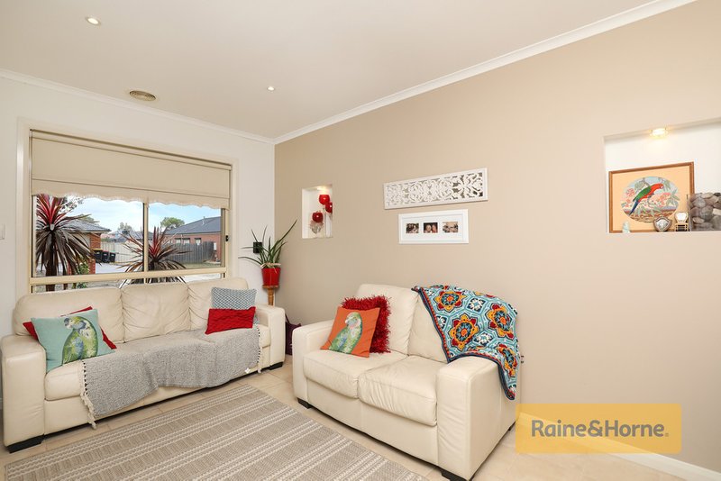 Photo - 1/3 Bronton Close, Kurunjang VIC 3337 - Image 3