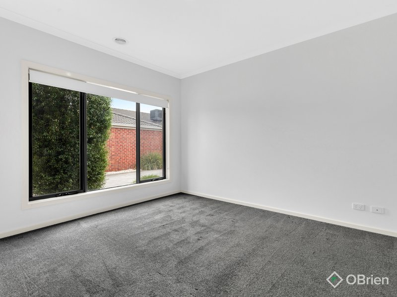 Photo - 1/3 Cadiz Way, Point Cook VIC 3030 - Image 7