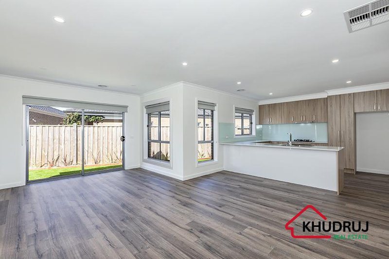 Photo - 13 Calvert Place, Point Cook VIC 3030 - Image 4