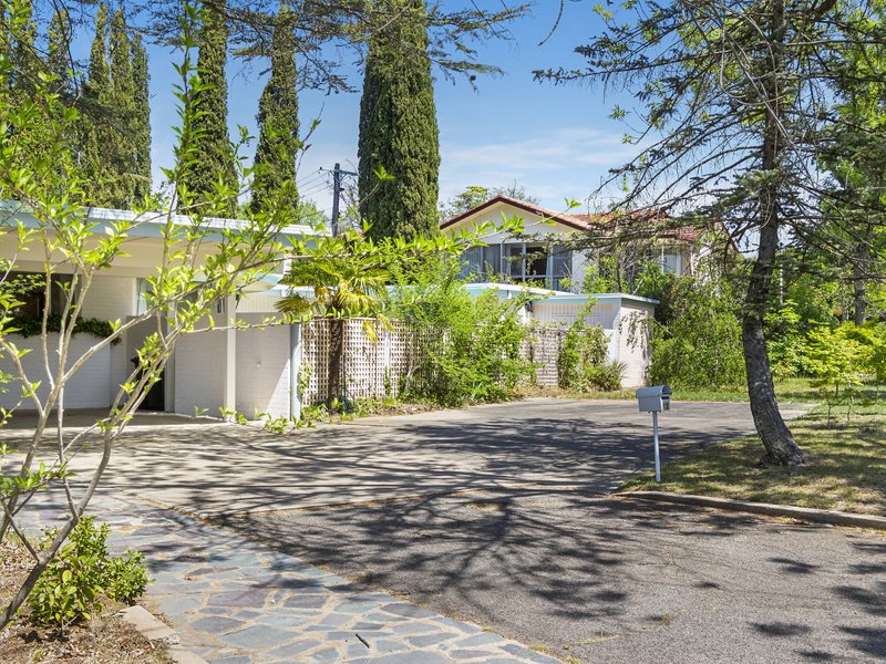 Photo - 13 Canterbury Crescent, Deakin ACT 2600 - Image 2