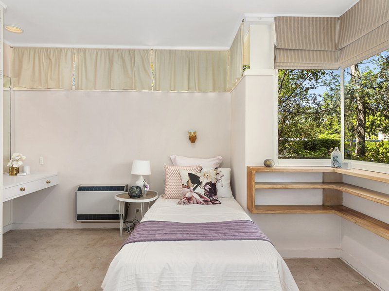 Photo - 13 Canterbury Crescent, Deakin ACT 2600 - Image 10