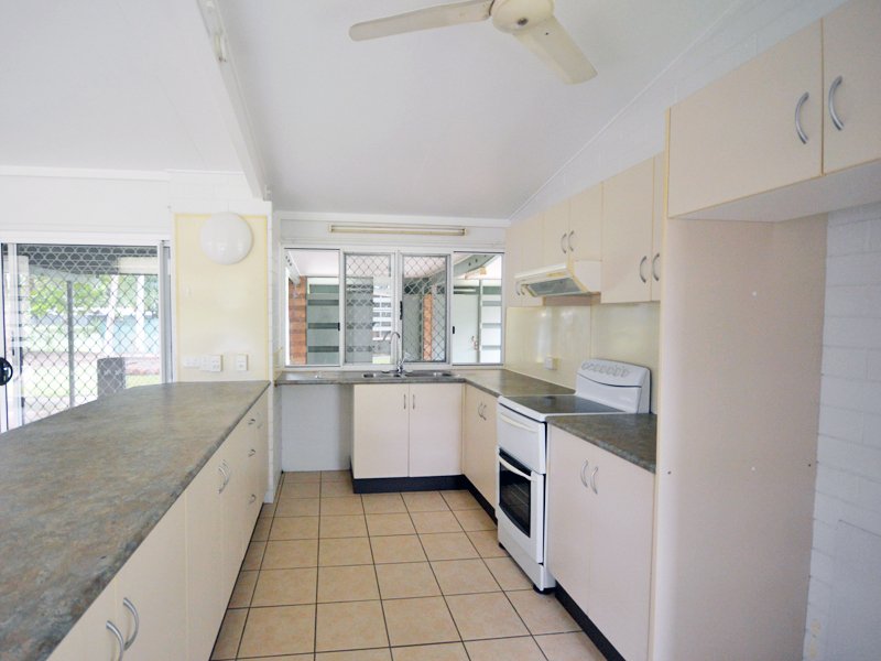 Photo - 13 Carcoola Ct , Rocky Point QLD 4874 - Image 5