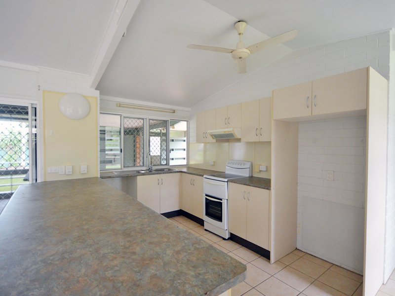 Photo - 13 Carcoola Ct , Rocky Point QLD 4874 - Image 6