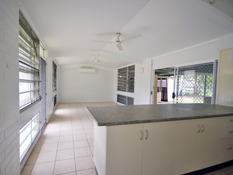 Photo - 13 Carcoola Ct , Rocky Point QLD 4874 - Image 7