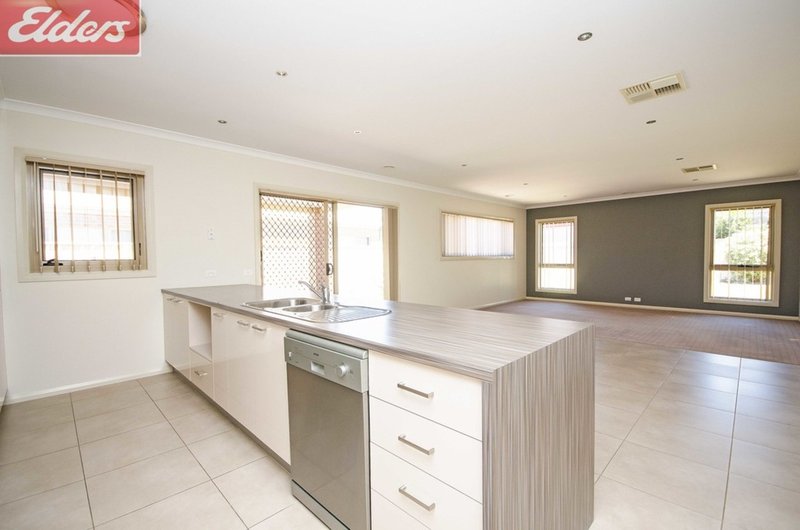 Photo - 13 Castleton Street, Wodonga VIC 3690 - Image 2