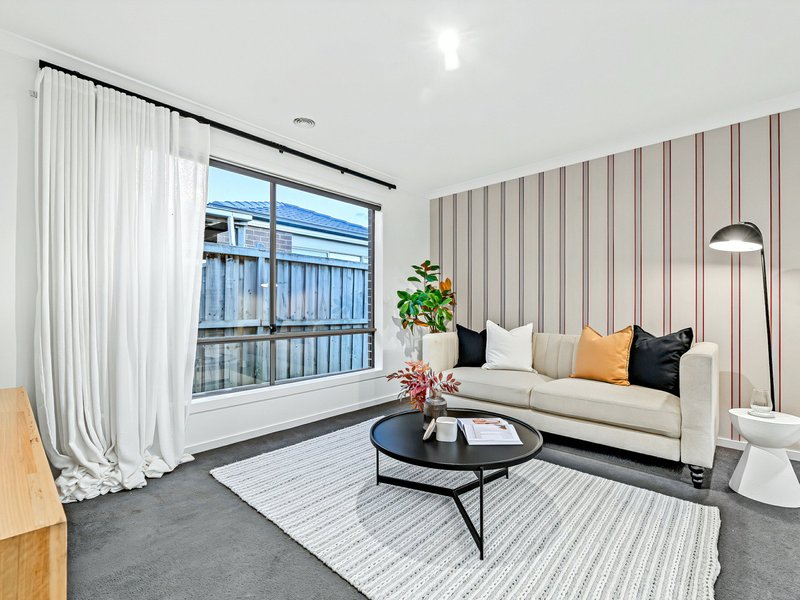 Photo - 13 Caversham Drive, Pakenham VIC 3810 - Image 9