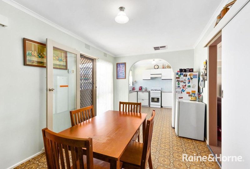 Photo - 13 Charlbury Grove, St Albans VIC 3021 - Image 4