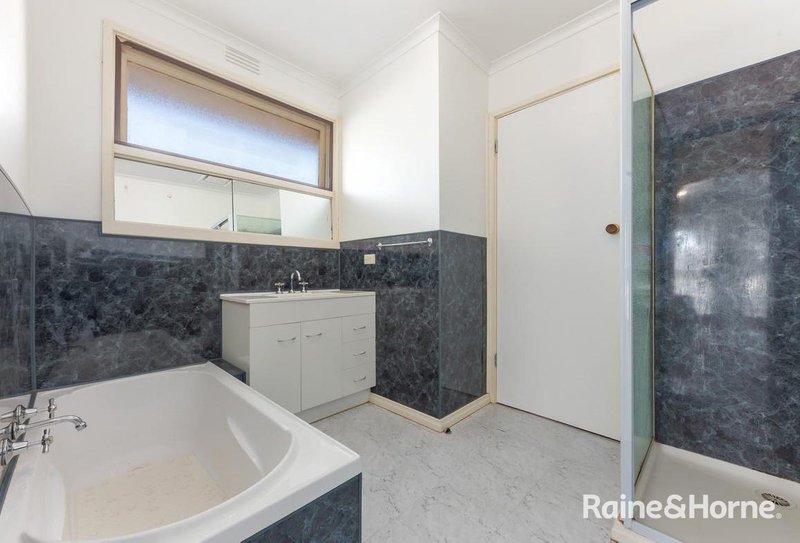 Photo - 13 Charlbury Grove, St Albans VIC 3021 - Image 6