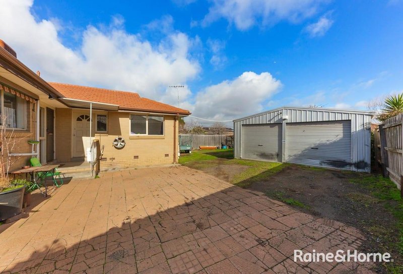 Photo - 13 Charlbury Grove, St Albans VIC 3021 - Image 7