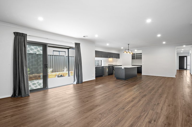 Photo - 13 Chrysalis Crescent, Clyde VIC 3978 - Image 2