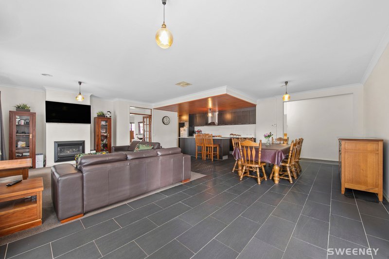 Photo - 13 Classic Court, Altona Meadows VIC 3028 - Image 4