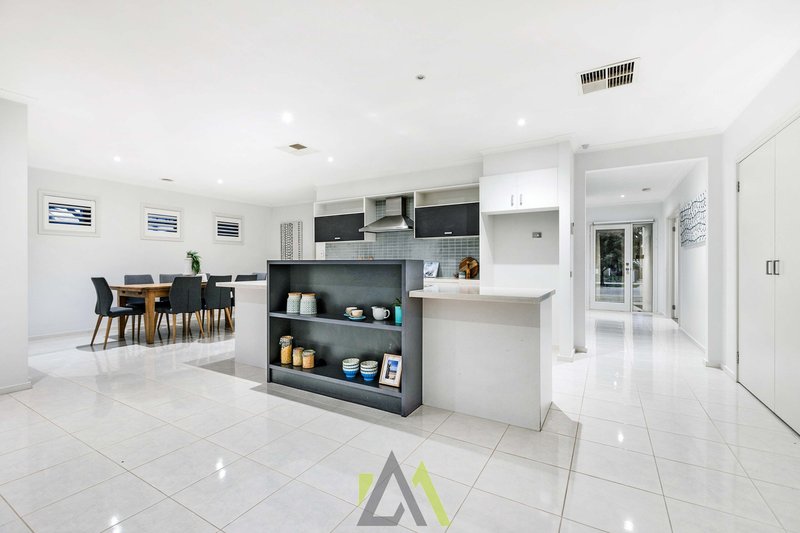 Photo - 13 Cleopatra Drive, Cranbourne VIC 3977 - Image 2