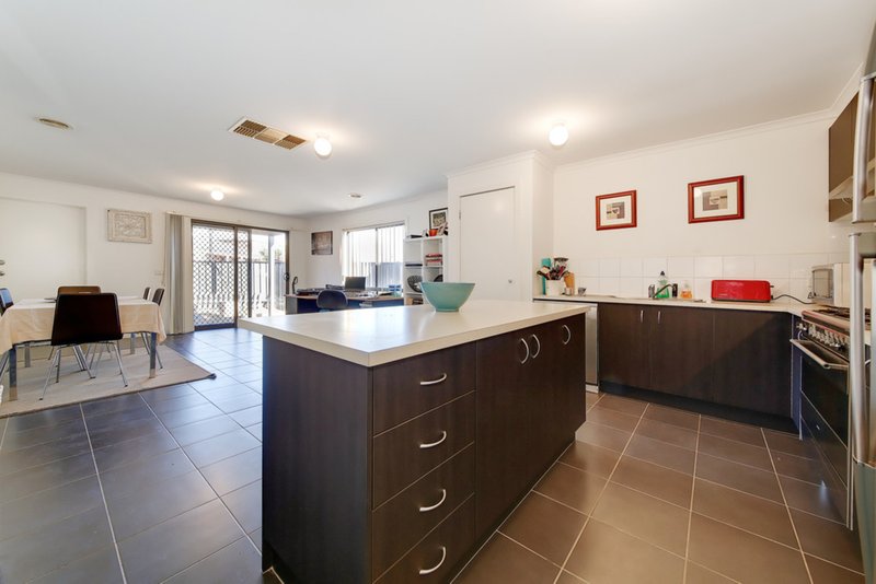 Photo - 13 Clitheroe Green, Derrimut VIC 3030 - Image 3