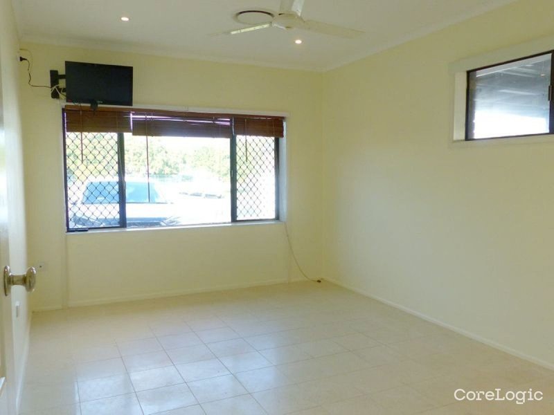 Photo - 13 Collins Crescent, Benowa QLD 4217 - Image 5