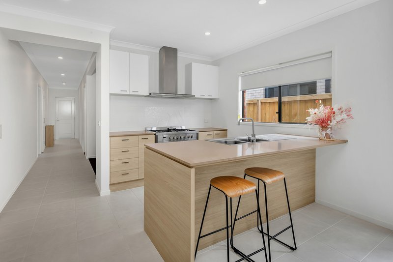 Photo - 13 Crawley Rise, Werribee VIC 3030 - Image 2