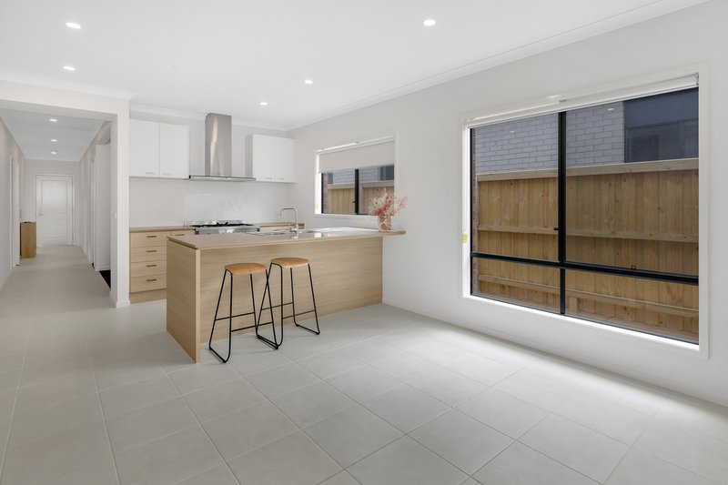 Photo - 13 Crawley Rise, Werribee VIC 3030 - Image 3