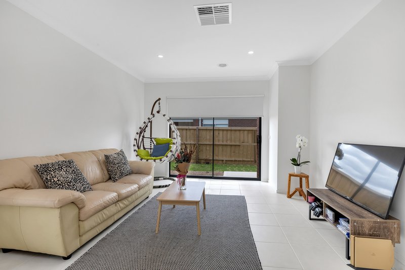 Photo - 13 Crawley Rise, Werribee VIC 3030 - Image 4