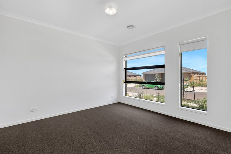 Photo - 13 Crawley Rise, Werribee VIC 3030 - Image 5