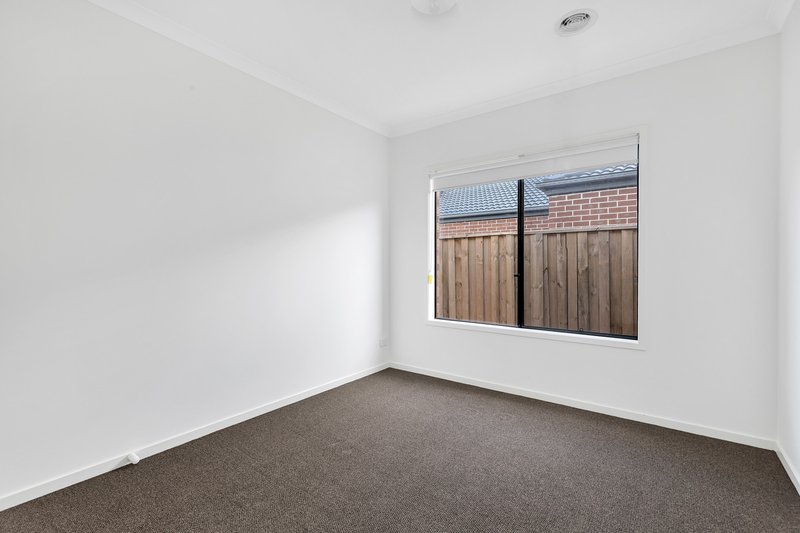 Photo - 13 Crawley Rise, Werribee VIC 3030 - Image 7