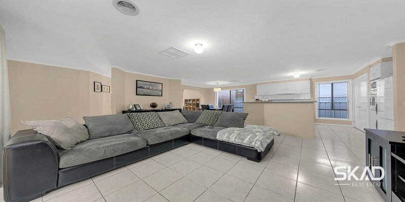 Photo - 13 Creekwood Drive, Craigieburn VIC 3064 - Image 9