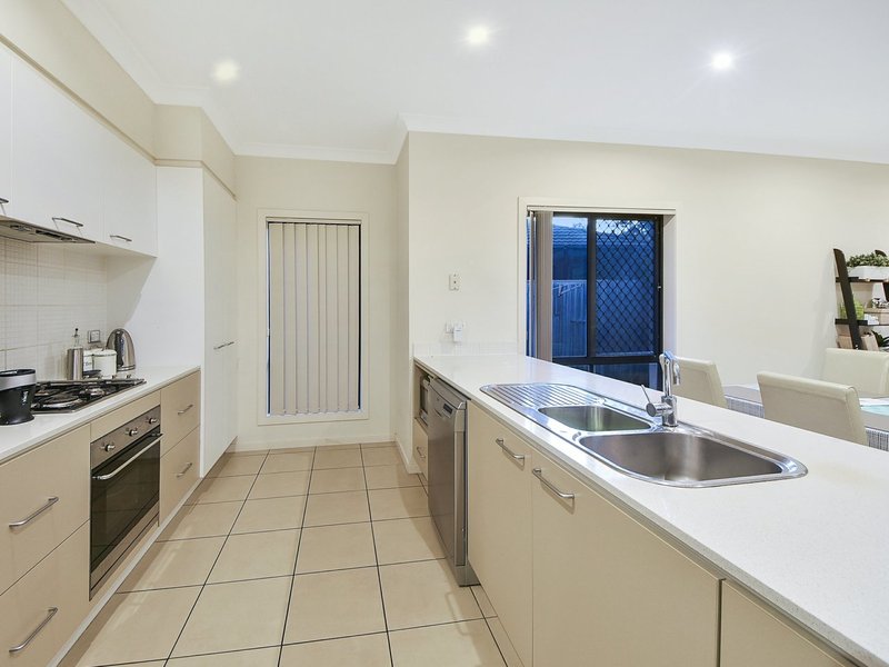 Photo - 13 Crowcombe Place, Carseldine QLD 4034 - Image 5