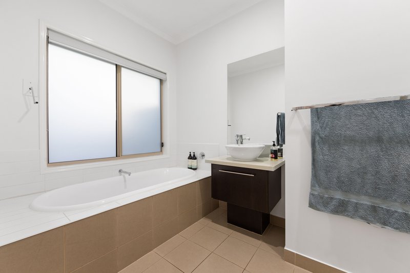 Photo - 13 Darleith Terrace, Caroline Springs VIC 3023 - Image 13