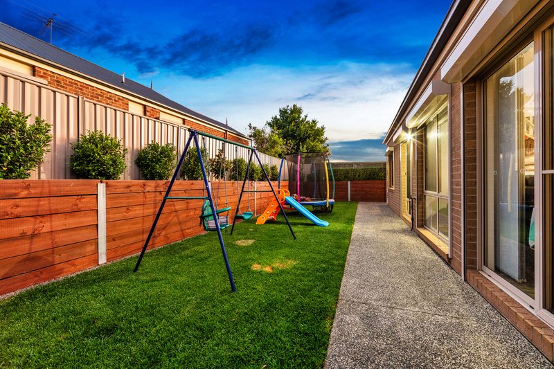 Photo - 13 Darleith Terrace, Caroline Springs VIC 3023 - Image 16