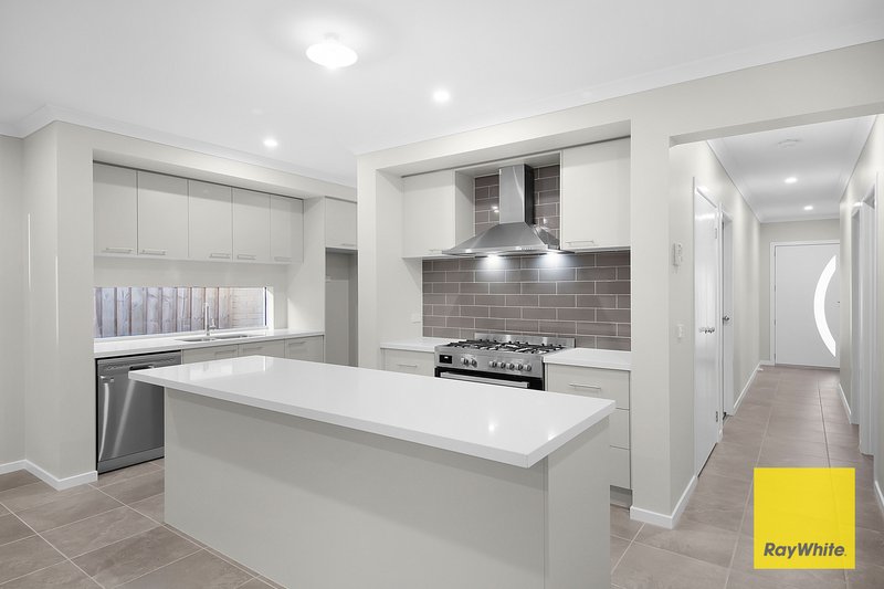 Photo - 13 Dinner Grove, Tarneit VIC 3029 - Image 4