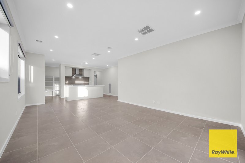Photo - 13 Dinner Grove, Tarneit VIC 3029 - Image 5