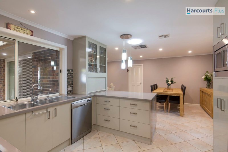 Photo - 13 Dutchman Drive, Hallett Cove SA 5158 - Image 11