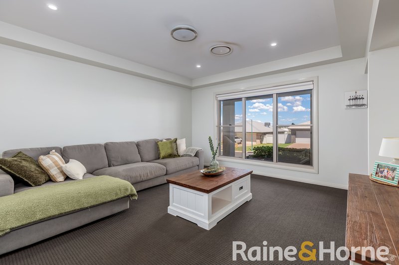Photo - 13 Ellenborough Avenue, Dubbo NSW 2830 - Image 5