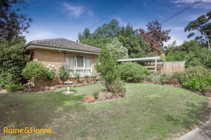 Photo - 13 Fadden Grove, Sunbury VIC 3429 - Image 2