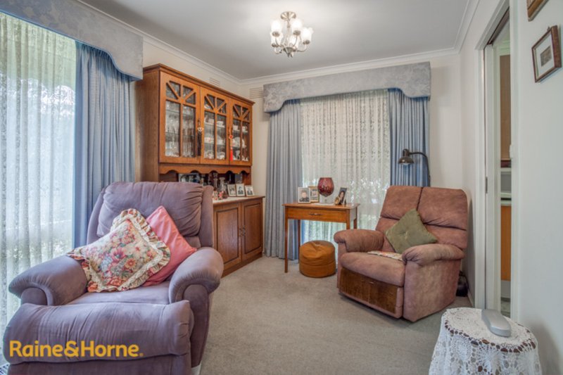 Photo - 13 Fadden Grove, Sunbury VIC 3429 - Image 4