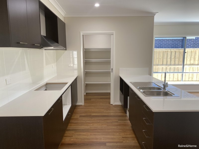 Photo - 13 Fidelitas Way, Cranbourne South VIC 3977 - Image 6