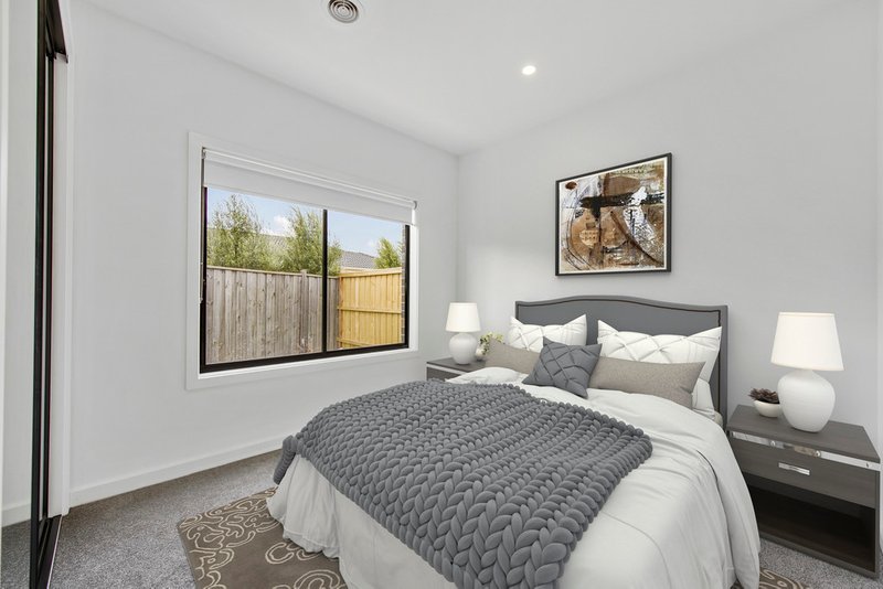 Photo - 13 Florey Avenue, Fraser Rise VIC 3336 - Image 10