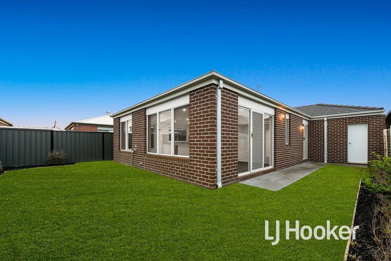 Photo - 13 Freiberger Grove, Clyde North VIC 3978 - Image 12