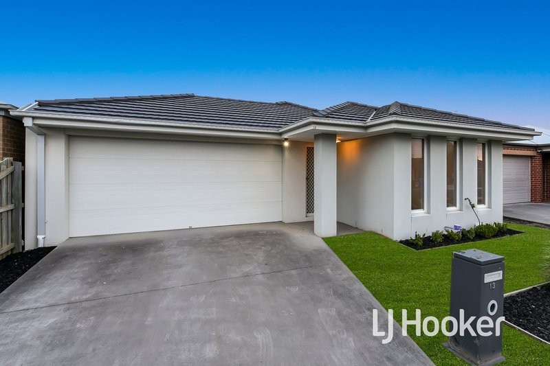 Photo - 13 Freiberger Grove, Clyde North VIC 3978 - Image 16